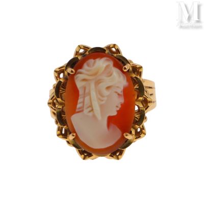 l'image du visage d'une femme gravée sur une bague en or