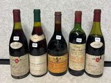 plusieurs bouteilles de vin sont alignées sur un comptoir