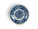 assiette bleue et blanche ornée d'un motif représentant un dragon