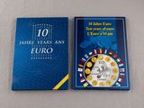 deux livres posés sur la table, sur laquelle se trouve une horloge