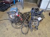 un tas de fils et d'outils par terre