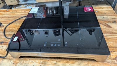 une photo d'une machine à café posée sur une table en bois