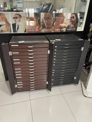 de nombreux tiroirs qui se trouvent dans le magasin