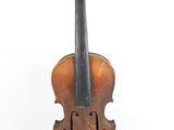 un vieux violon posé sur une surface blanche