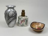 trois vases et un bol posés sur une table