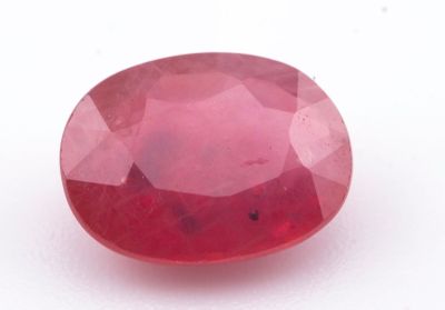 gros plan d'une pierre de rubis rouge sur une surface blanche