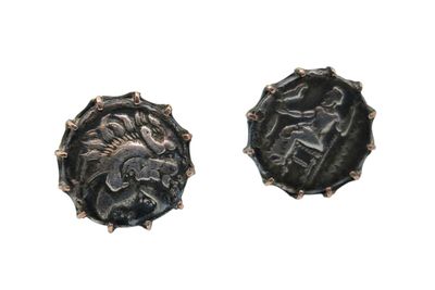 paire de boucles d'oreilles en forme de pièces de monnaie romaines antiques ornées d'une tête de lion
