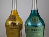 deux bouteilles d'alcool posées l'une à côté de l'autre sur une table