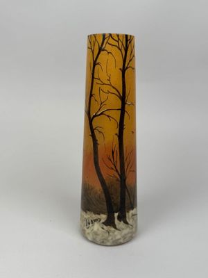 un grand vase orné d'une peinture représentant des arbres