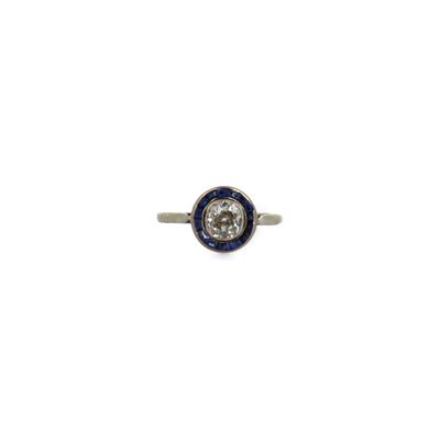 gros plan d'une bague en diamant et saphir sur fond blanc