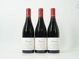 trois bouteilles de vin posées sur une table blanche