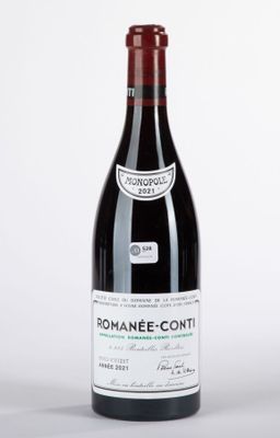 une bouteille de vin posée sur une table