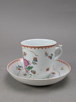 Tasse et sous tasse en porcelaine polychrome à décor de fleu…