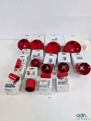 tout un tas d'outils rouges et blancs posés sur la table