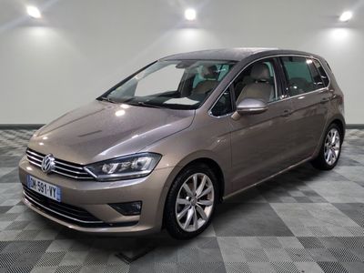 La Volkswagen Touran est garée dans un garage dont le sol est en damier.