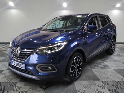 une voiture bleue est garée sur le sol à carreaux d'un garage