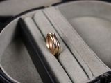 une bague dans un écrin posé sur une table