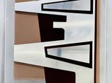 peinture représentant une œuvre d'art abstraite aux tons marron et blanc sur un fond blanc