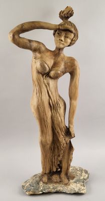 l'image d'une statue de femme avec un oiseau sur la tête