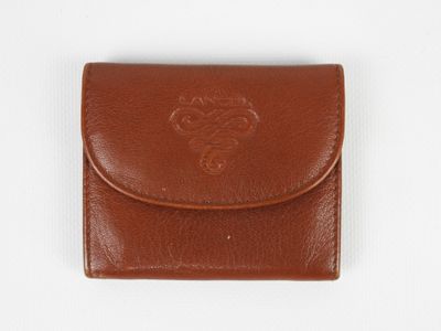 un gros plan sur un portefeuille en cuir marron orné d'un dragon