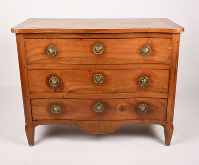 une commode en bois ornée de boutons en laiton