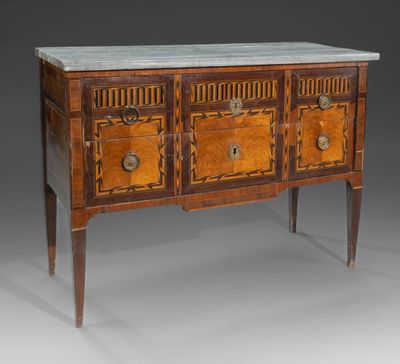 un buffet en noyer et marqueterie du début du XXe siècle, avec un plateau en marbre