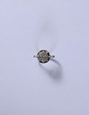 gros plan d'une bague en diamant sur une surface blanche