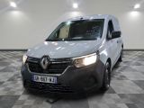 la camionnette blanche est garée sur un sol en damier dans le garage