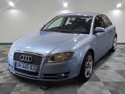 une photo d'une Audi bleue garée dans un garage