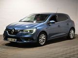 une voiture bleue garée dans un garage au sol en damier