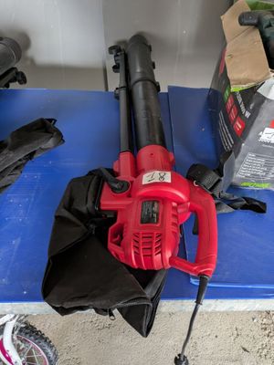 un ventilateur rouge posé sur une table bleue