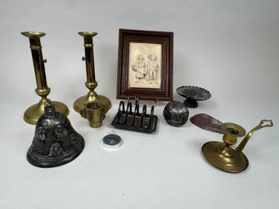 une photo montrant une collection d'objets en laiton posés sur une table