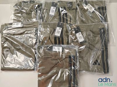 beaucoup de vêtements pour hommes emballés dans des sacs en plastique