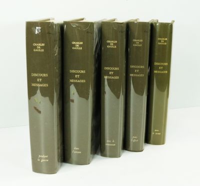 six livres verts empilés les uns sur les autres sur une surface blanche