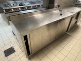 un grand comptoir en acier inoxydable dans une cuisine commerciale