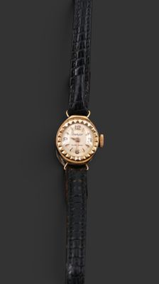 une montre-bracelet plaquée or avec un bracelet en cuir noir