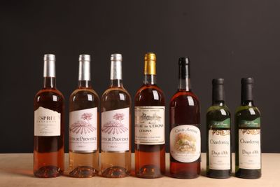 plusieurs bouteilles de vin sont alignées sur une table