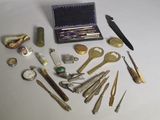 un grand nombre d'outils posés sur une table