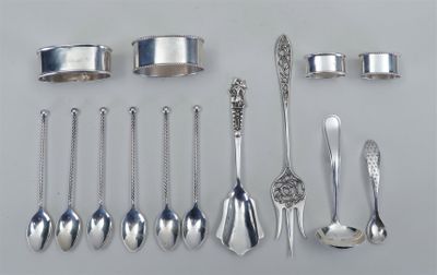 de nombreuses cuillères et cuillères à soupe posées sur la table