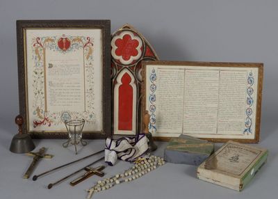 une photo montrant une collection d'objets religieux posés sur une table