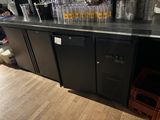 un comptoir sur lequel sont posés plusieurs gobelets