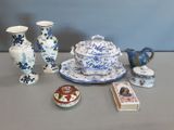 une table sur laquelle sont disposés de nombreux objets bleus et blancs