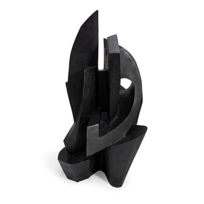une sculpture abstraite représentant un morceau de métal noir posé sur une surface blanche