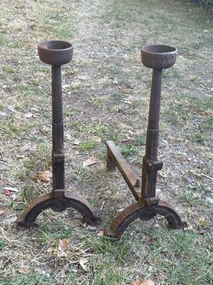 deux bougies posées par terre, dans l'herbe