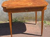 une petite table en bois surmontée d'un tiroir