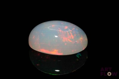 l'image d'une opale de feu blanche dans l'obscurité