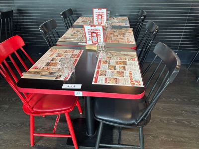 10 tables deux personnes en bois (9 noires et 1 route), 5 … - Photo 1