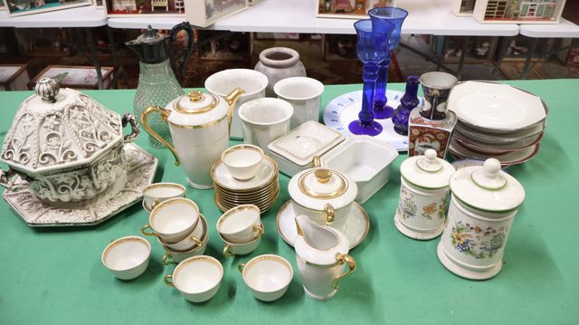 Deux caisses de vaisselles : service à café en porcelaine de Limo...