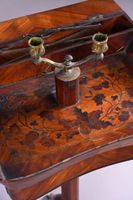 Petite table à écran en placage de bois de rose et marqueter… (photo 3)