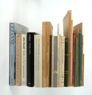 beaucoup de livres empilés sur une étagère